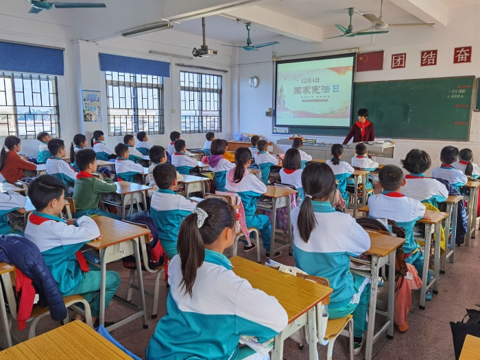 2020.12.4丰联小学开展“弘扬宪法精神,厚植爱国主义情怀”国家宪法日宪法晨读2.jpg