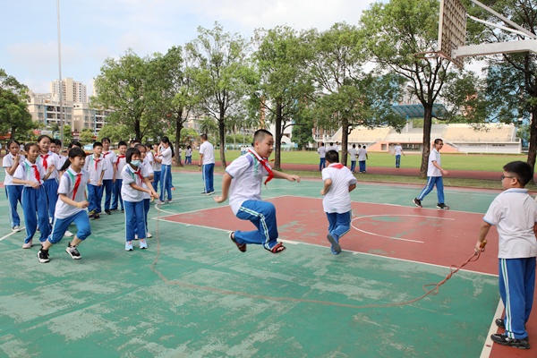 8图八:轻松跳大绳 1.jpg