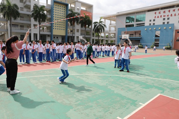 9图九:轻松跳大绳 2.jpg