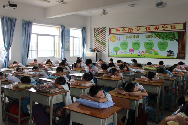 午休时间到了,同学们脱下口罩,同向而睡。睡得可真香呀~.JPG