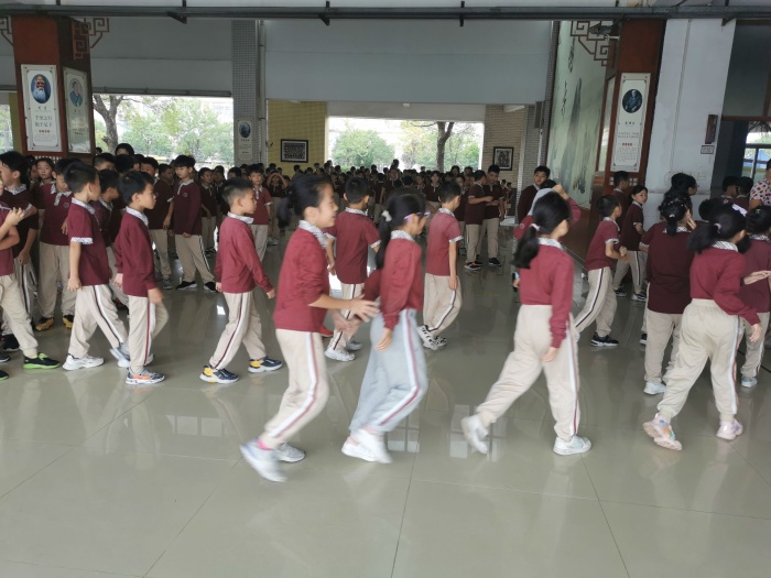 ����Сѧ��չ������ɢ�����