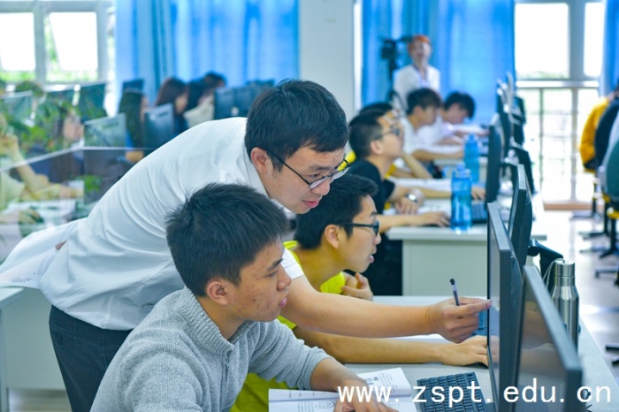 3 殷勤老师讲授《电梯零部件设计》.jpg