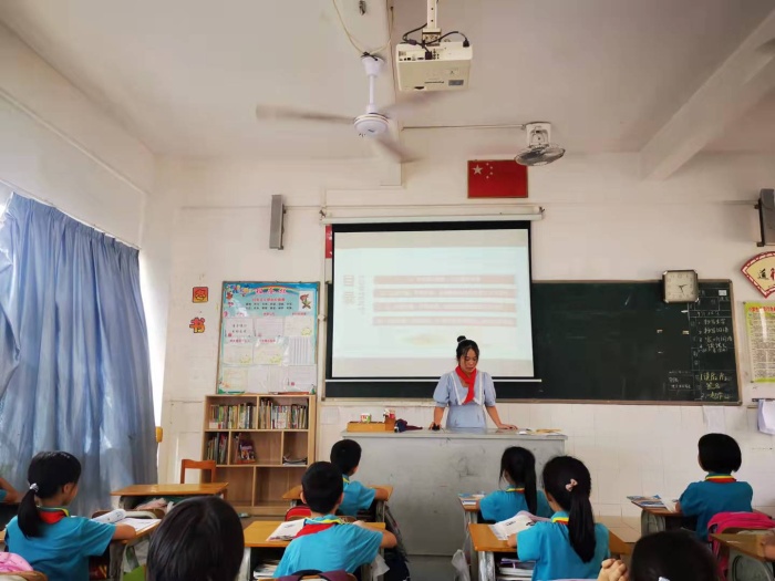 ����ѧУ���С��뵳���ģ�ǿ�����ҡ�������