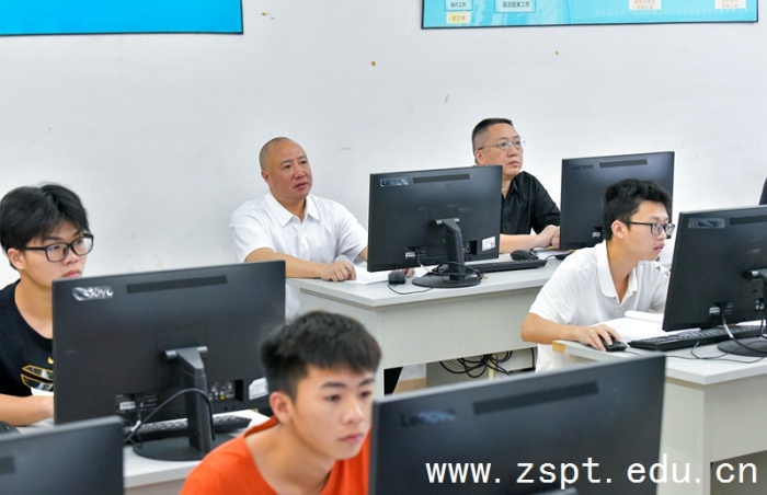 1 学校党委书记尹绪忠、副校长曹勇及48名电梯专业学生共同听课.jpg