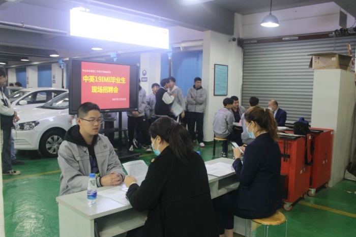 ɳϪ����29λѧ������Ӣ����ҵЭ�����֤�飬����ҵ����Ƹ��