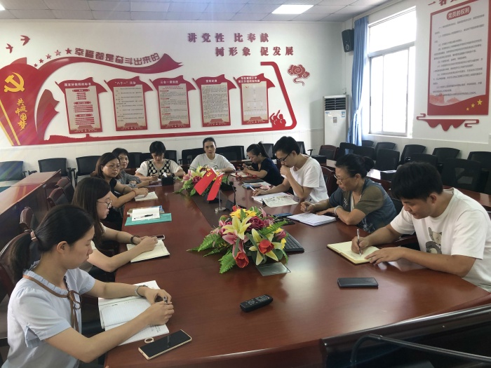 老师们积极评课、议课