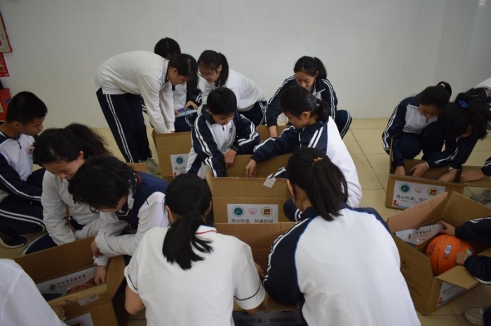 ���Ĵ��� ����У԰���������г��в���չ����ͷ�г������ϵ׳�����ѧ�����