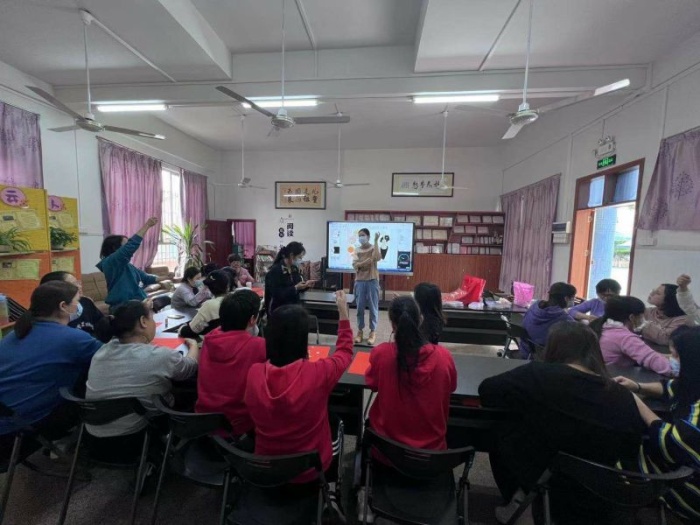 ɳϪ����Ϊ�ƺ���30����Ů��ѵ�������������幤��