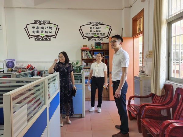 �߷ý�У԰�����дٷ�չ