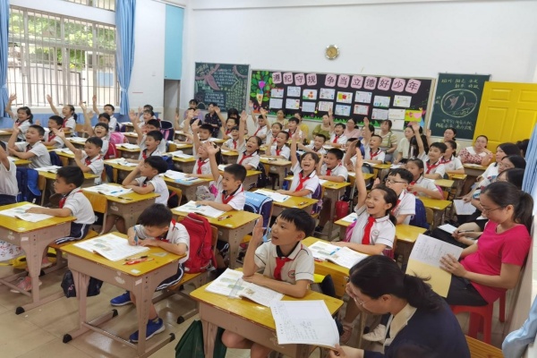 ʯ�����Сѧ���½�ʦ�㱨��