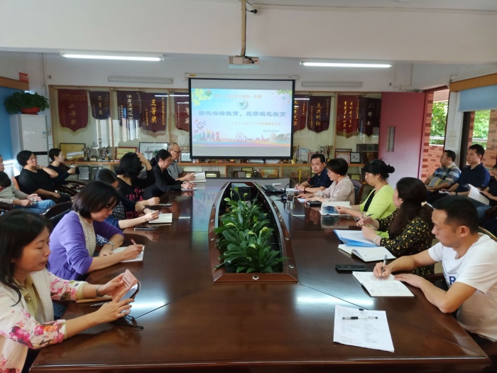 ǿ��ʦ�½��� �������С��ý�ʦ