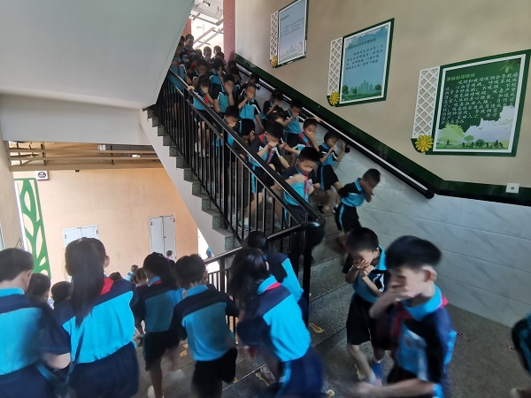 �밲ȫͬ�� ��ƽ����顪������Сѧ��չ������ȫ��ɢ����