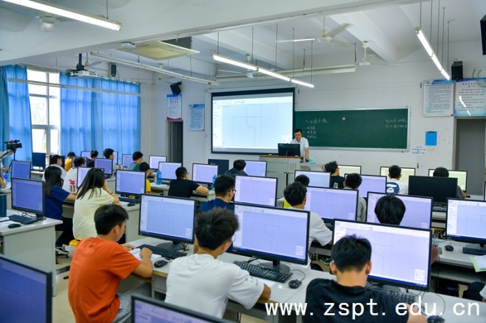 2 殷勤老师讲授《电梯零部件设计》.jpg