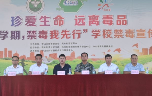 ����ѧУ���г�һ��������ѵ��Ӫ��ʽ