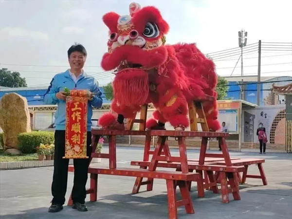 1675497126133080239.jpg 苏振国校长喜收醒狮贺礼.jpg