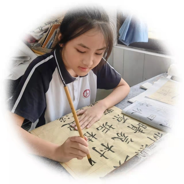 1643113533444099216.jpg 图片一 薛凯匀同学练习书法掠影.jpg