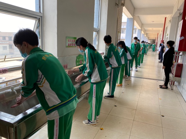 学生就餐前洗手.JPG