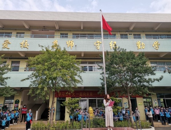 国旗下学习1_副本.jpg