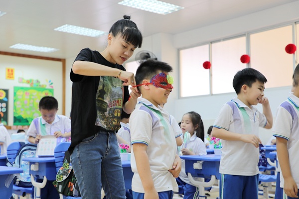 17图十七:盲人摸鼻游戏 1.jpg