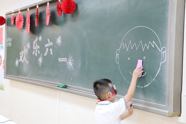 18图十八:盲人摸鼻游戏 2.jpg