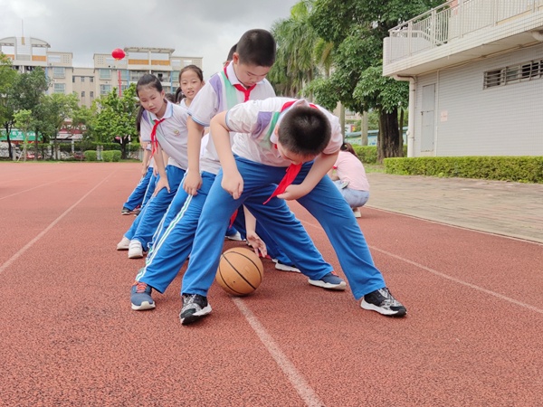 6图六:齐心协力滚篮球 2.jpg