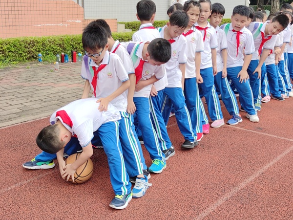 7图七:齐心协力滚篮球 1.jpg