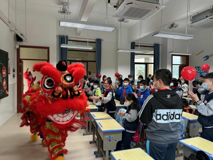 14-舞狮子还走进了班级,为新学期同学们学习鼓劲助威2_北小.jpg