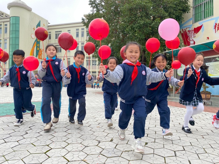 3-同学们开心地回归校园_北小.jpg