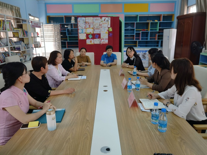 督导团成员与良小师生进行座谈.jpg