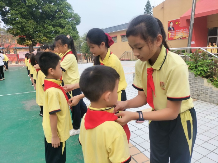 老队员为新队员佩戴红领巾..jpg