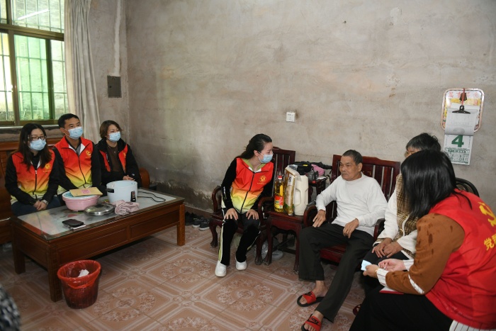 221104-【党建】体彩中心桃苑社区慰问活动-日报 (13).JPG