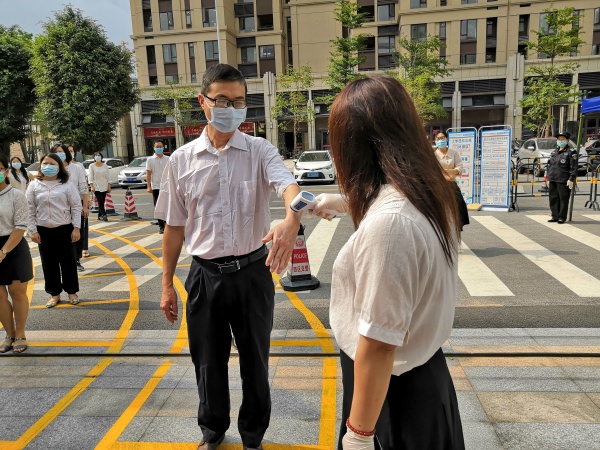 进校门测体温.jpg