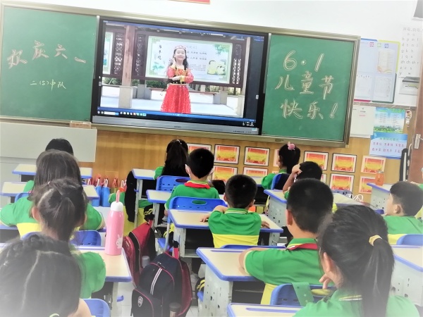 观看六一节目.jpg