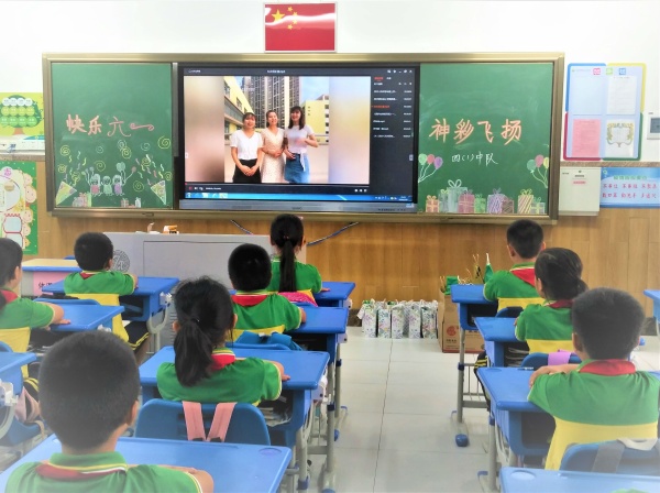 观看六一专题视频.jpg