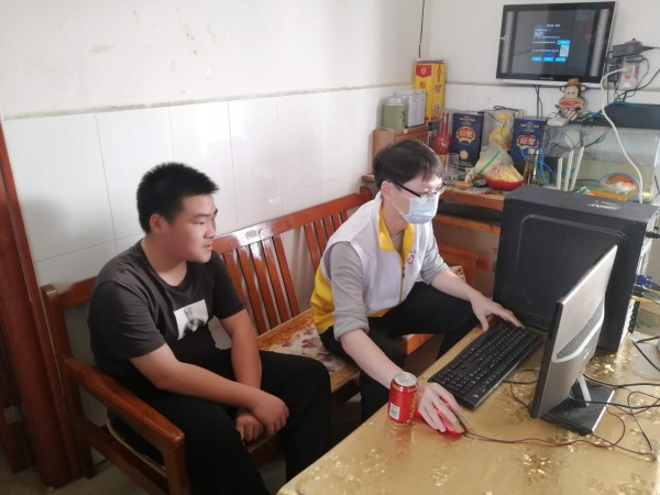 愿者为他安装好闲置电脑后指导学生使用钉钉软件