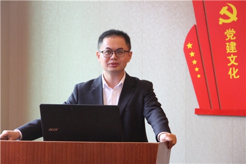 初一年级校长黄建军