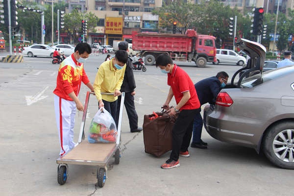 老师和志愿者帮同学拿行李 (3).jpg
