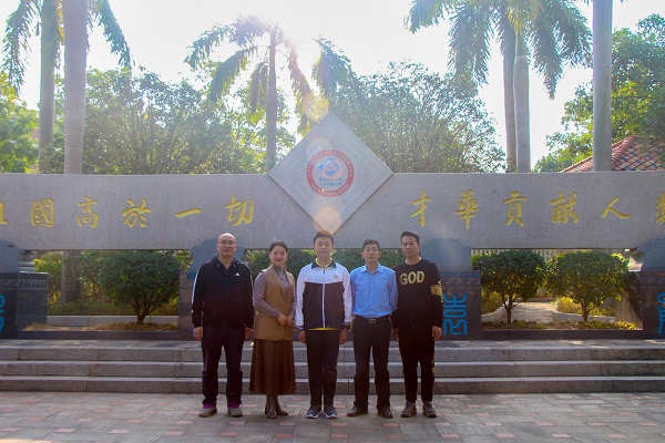 林卓铖父子与三鑫校领导和教练