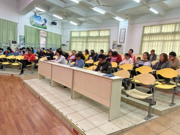 20191220神湾中心小学师德师风专题学习照片 (4).jpg