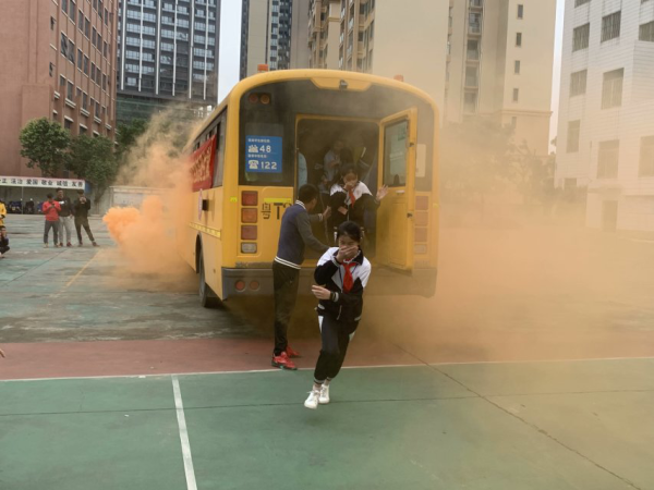 校车安全应急逃生演练