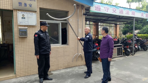 梁警官现场示范