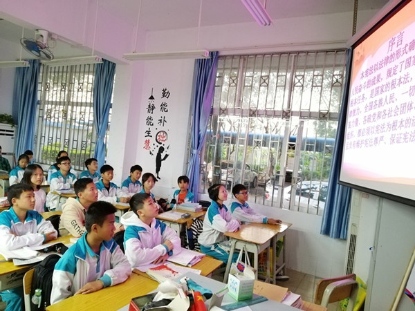 开发区二中开展“宪法晨读”活动 (2).jpg