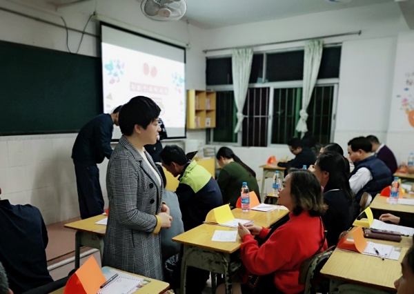 邹丽副校长与家长亲切交流