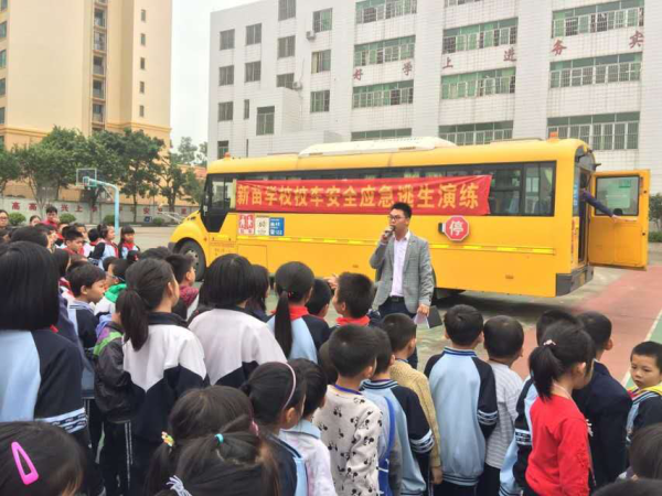 校车安全应急逃生演练