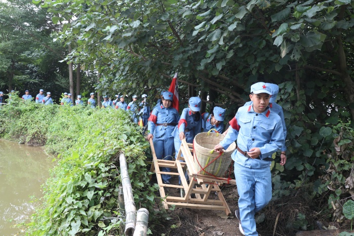 ��������һСѧ���С�̤Ѱ��ɫ�㼣�����콨��100���ꡱ������ѧ