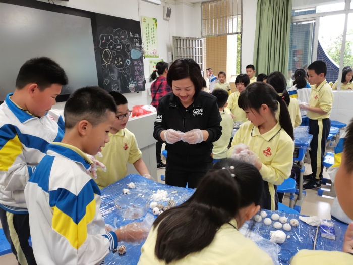 ϲ��Ԫ���ڣ����Ӱ���Բ