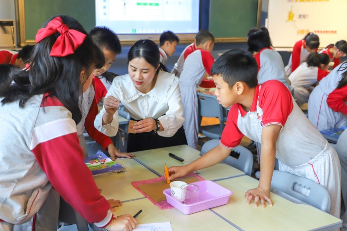 ����������Сѧ�а����½�ʦ��ѵСѧ��ѧ�����ֳ�չʾ�