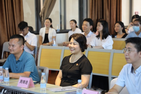 老师们正在津津有味地听讲