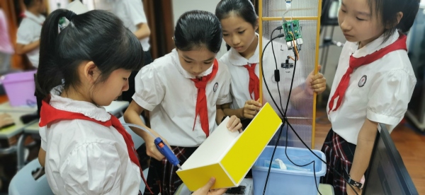 学生小组合作,动手制作防疫安全门