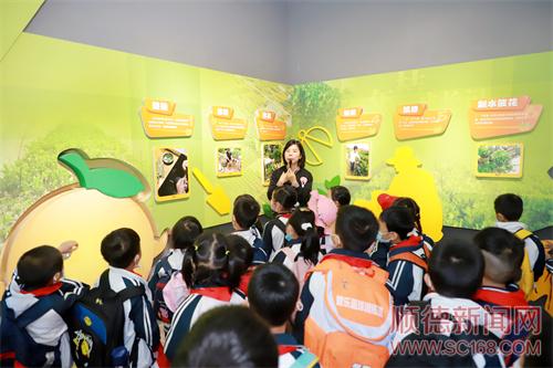 �ڰ����ã��۽�˳����ɫ�Ļ���ѧ